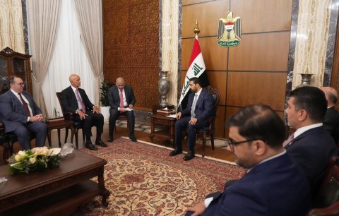 الزيدي وباراك يؤكدان حصر السلاح بيد الدولة ويبحثان تعزيز الش