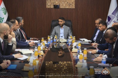 كناوي  يبحث مع كادر مطار النجف الأشرف ال