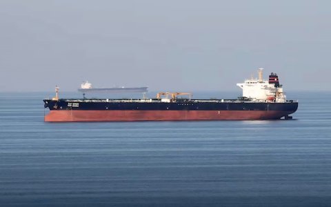 تعرض ناقلة نفط هندية تحمل النفط العراقي لإطلاق نار في مضيق ه