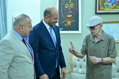 محافظ ذي قار يزور الفنان الكبير حسين نعمة للاطمئنان على صحته