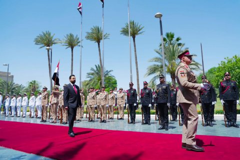 الزيدي يتسلم  مهامه رسمياً رئيساً للحكومة وقائداً عاماً للقو