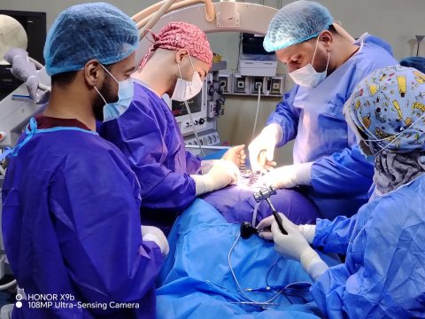 رغم خطورة جراحة المسنين.. فريق جراحي في مستشفى الموانئ التعل