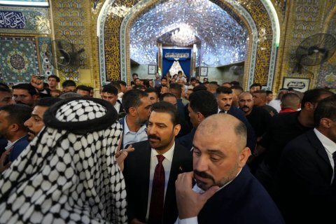 الزيدي يؤدي مراسم الزيارة لمرقد الإمام علي بن أبي طالب (عليه