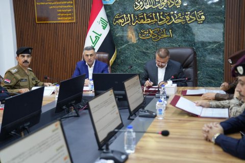 وزير الداخلية  يعقد  اجتماعا امنيا  في قيادة حدود  المنطقة  