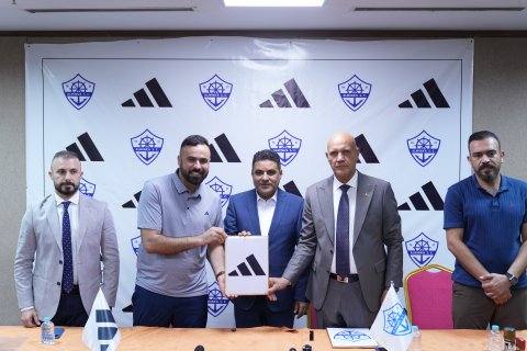 نادي الميناء يوقّع عقداً مع أديداس لتجهيزه بالمستلزمات الريا
