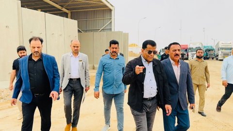 معاون محافظ البصرة يوجه الإسراع في تسيير العجلات المحملة بالمواد الغذائية العالقة بالجانب الإيراني