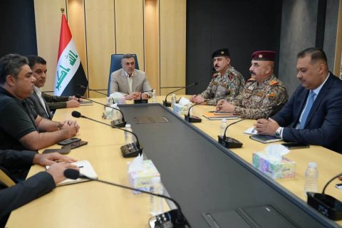 محافظ  البصرة يناقش مع القادة الامنيين الملف الأمني بالمحافظ